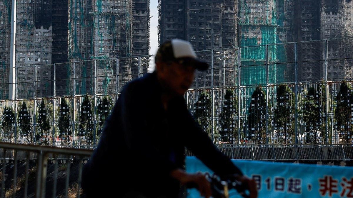 Hongkongské úřady nařídily odstranit hořlavé ochranné sítě ze všech staveb